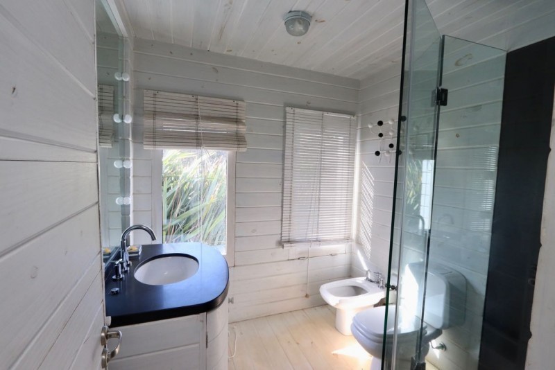 Excelente casa sobre el agua